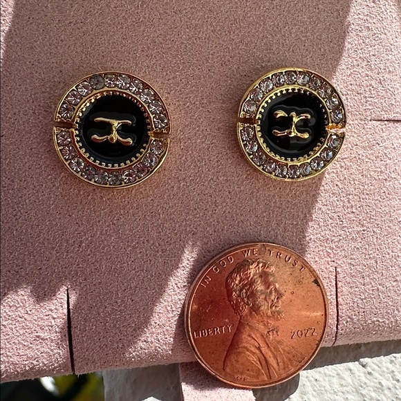 EARRINGS NWOT Gold Like and Black Stud Earrings - Picture 4 of 7